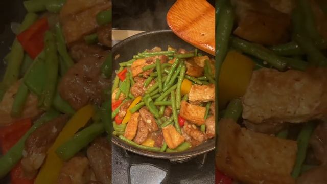 Stir fry string beans w/pork meat & tofu.#stirfrybeans #shorts #ofwhongkong смотреть онлайн