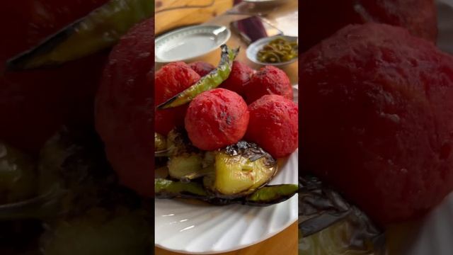 Аппетитные запеченные помидоры и перчики к шашлыку 👌🏻 смотреть онлайн