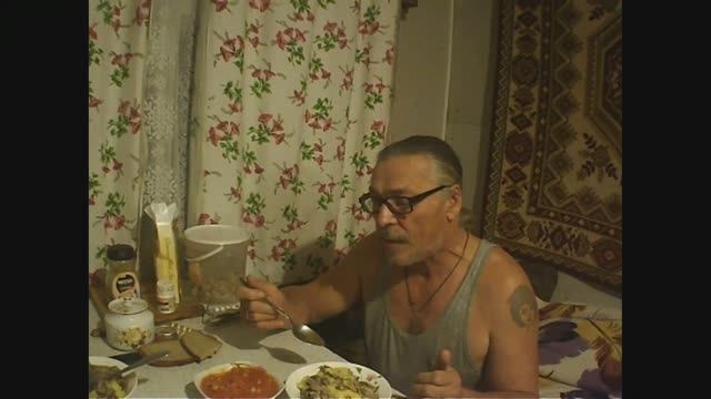Жизнь в деревне. Пока муж работает, сама готовлю салат с фасолью и овощами на зиму
