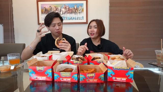 BUYING EVERYTHING IN THE MENU! (Mr Beast Burger edition) смотреть онлайн