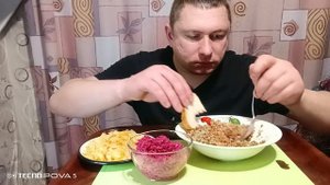 мукбанг/обжор/гречка и квашеная капуста/