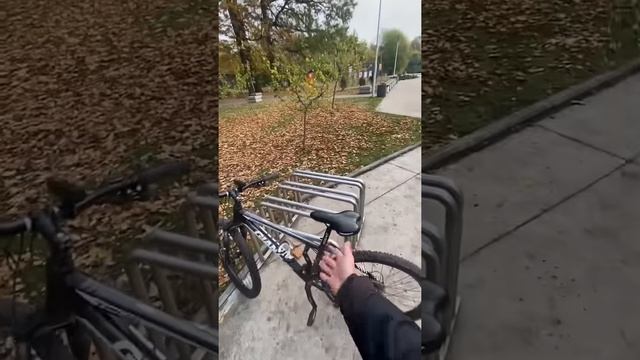 КАК ПАРКУЮТ ВЕЛОСИПЕДЫ ОБЫЧНЫЕ & НЕОБЫЧНЫЕ ЛЮДИ #shorts