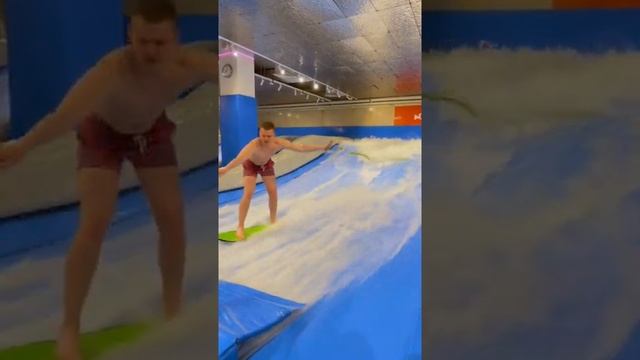 наши новички учатся кататься 🔥 #flowrider #искусственнаяволна #волна #москва