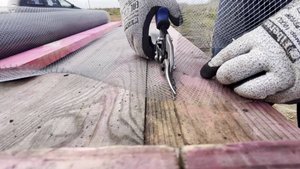 Ставлю сетку от грызунов  , что бы они не завелись в стенах каркасного дома