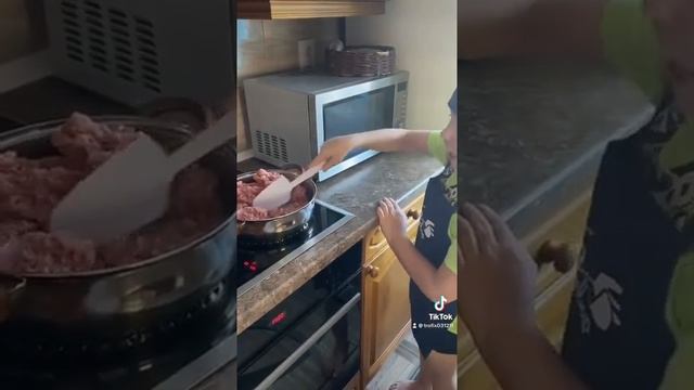 Готовлю 🧑🍳 лапшу по флотски 😋#детиготовят #видеопродетей #начинающийблогер #готовимдома #лапша