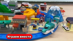 Играем в поезда ! Строим современную железную дорогу 🚅 Видео для детей