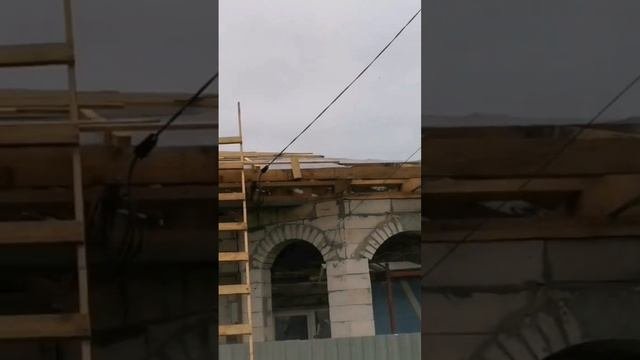Прокинули новый вводной провод сип-16 от опоры к дому установили шпу, сделали временную розетку.
