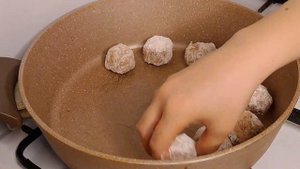 Фрикадельки в сметанном соусе. Өте дәмді кешкі ас. Вкусный ужин.