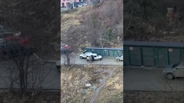 Во Львове ТЦКашники забивают мужика пинками под жопу в бус, чтобы отправить на фронт !!!