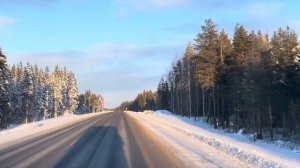 Полярное сияние и снег в доме