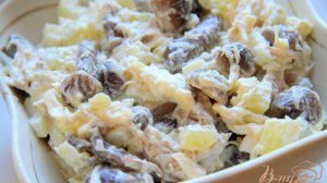 Салат с маринованными опятами и курицей