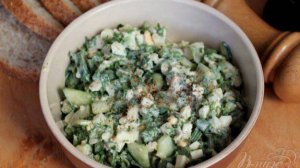 Салат с огурцом, зеленью и яйцом