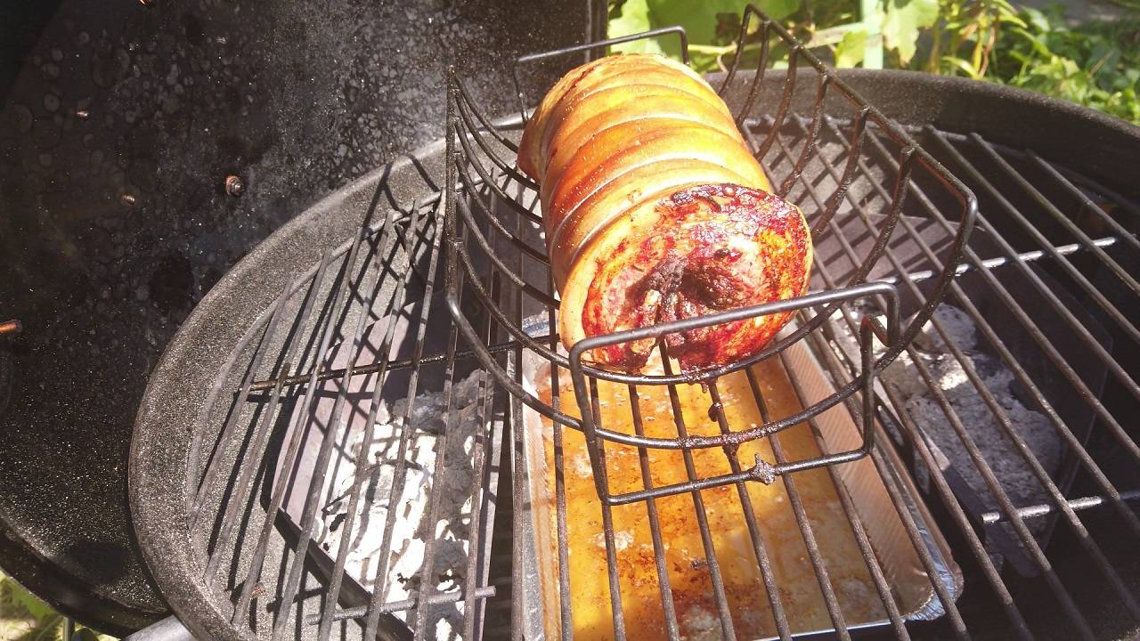 Поркетта - вкусный рулет из свиной грудинки в угольном гриле.