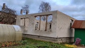 Парень сам за лето, Построил коробку дома из газобетона, в одиночку.