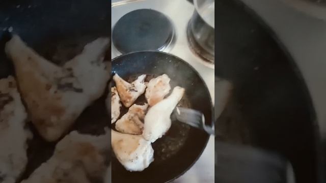 решила еще пожарить курицу🐔 и отварить пакетик риса🌾 смотреть онлайн