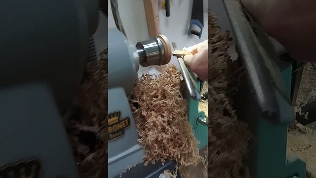 Непрерывным потоком льется стружка из под резца. точение дерева - прекрасное хобби! смотреть онлайн