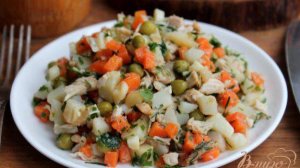 Салат с картофелем, курицей и горошком