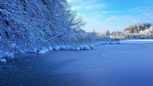 Обливание холодной водой на берегу замёрзшей реки.