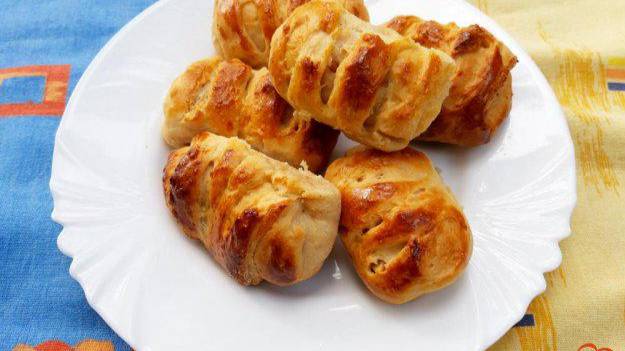 Пирожки дрожжевые с яблоками