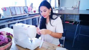 Как вывернуть бретели без специального крючка