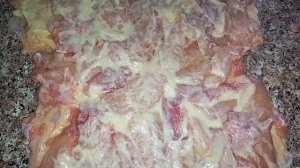 Рецепт рулета из целой курицы с начинкой в духовке.