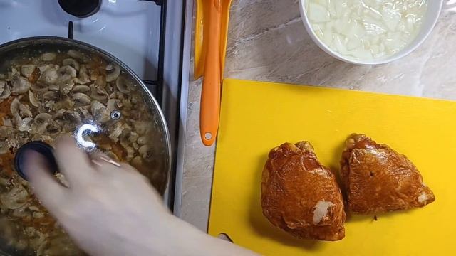 РЕЦЕПТ на Миллион!  Вкуснейший САЛАТ с ШАМПИНЬОНАМИ и КОПЧЕНОЙ КУРИЦЕЙ! Все в ВОСТОРГЕ от САЛАТА!