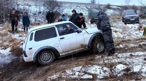 Парень второй раз на бездорожье. Набрался смелости и заехал на стоковой НИВЕ.