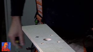 Создаём фрезерный станок из погружного фрезера  за пять минут.