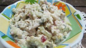 Салат из курицы с рисом и овощами