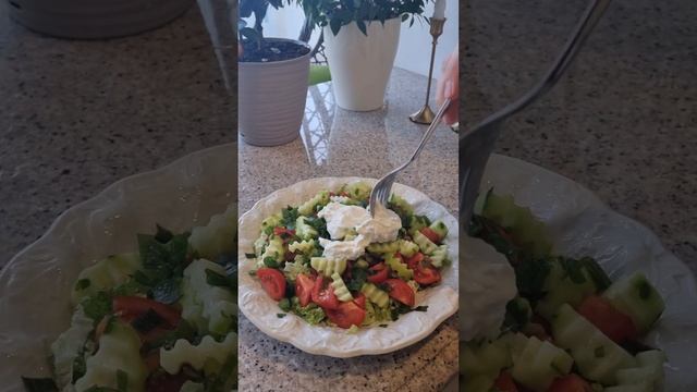 Салат со страчателлой и овощами #shorts смотреть онлайн