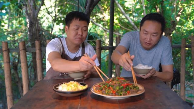 摘點辣椒，二弟做“辣椒炒牛肉”，香辣爽脆一口下去滿頭冒汗｜Mukbang【鐵鍋視頻】