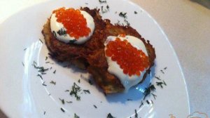 Картофельные оладьи с лососевой икрой