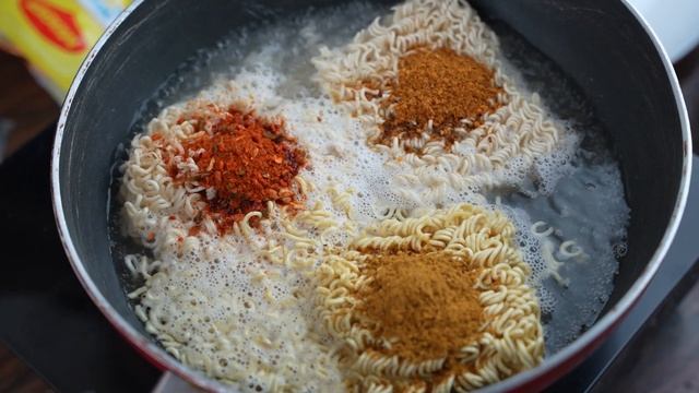 Mixing Maggi + YiPPee! + Top Ramen Noodle Together смотреть онлайн