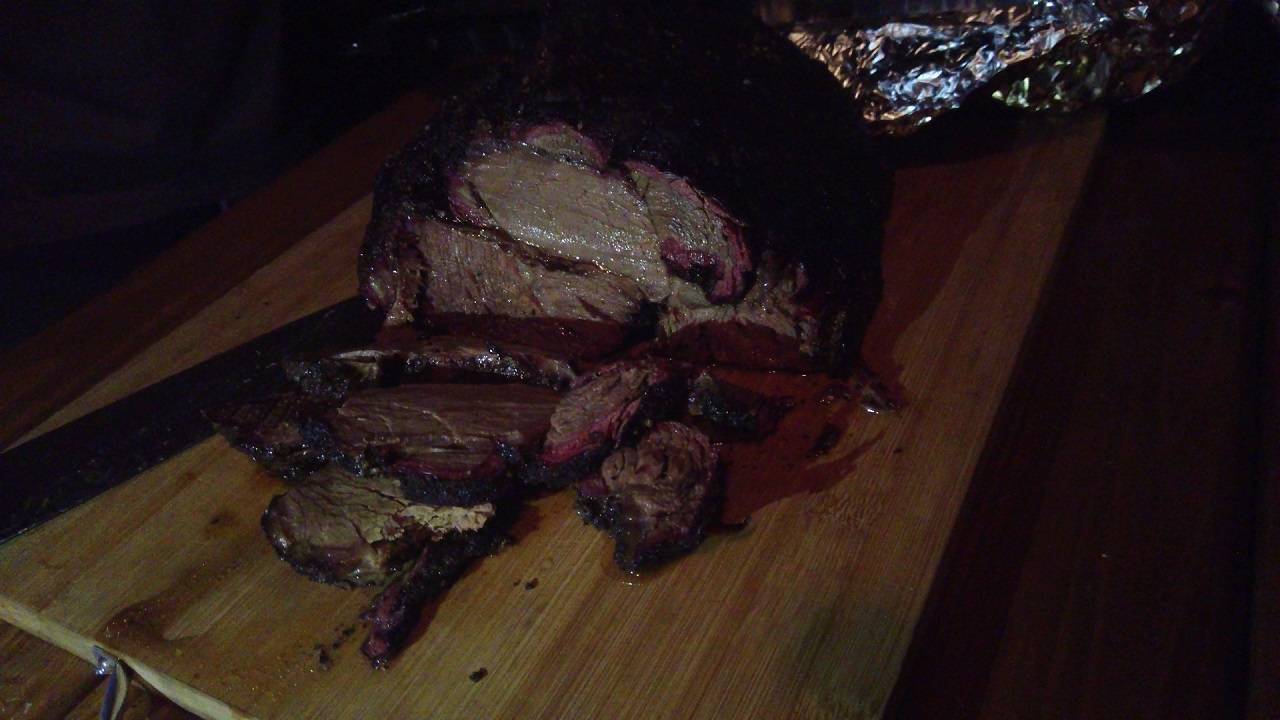 Изумительная на вкус копченая говяжья шея в пеллетном гриле (а-ля брискет).
