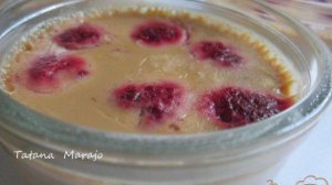 Молочный десерт с малиной