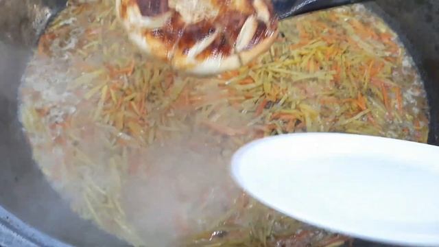 60 kg Zarafshon to'y oshi köring va mazza qiling. Зарафшанский Плов #плов #osh #youtube #pilaf смотреть онлайн