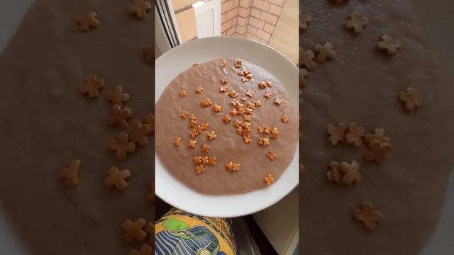 Федин завтрак. Манная каша с какао и вкусной присыпкой. Детская еда. Вкусная каша.
