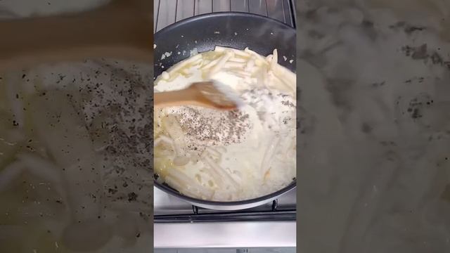 Creamy Udon with Enoki. смотреть онлайн