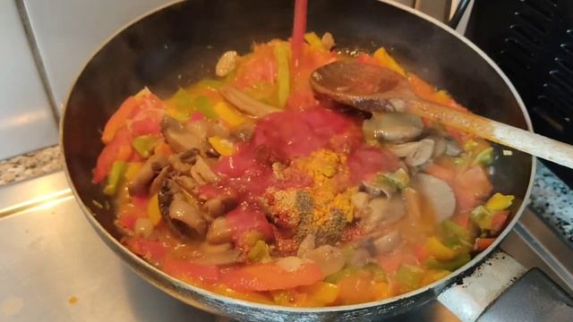 Spaghettis quinoa curcuma curry à la sauce tomate et au champignon et trois poivrons смотреть онлайн