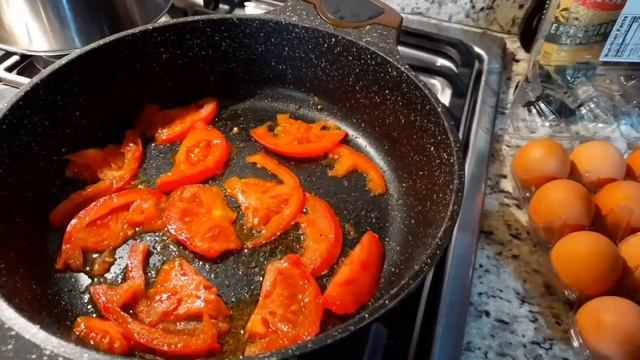 ЯИЧНИЦА С ПОМИДОРАМИ смотреть онлайн