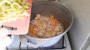 Тушёная картошка с курицей и овощами 😊 Получилось очень вкусно 😊
