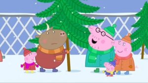 Pepa pig decorates Christmas tree