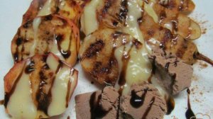 Фрукты гриль под карамельным соусом