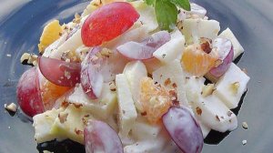 Фруктовый салат с орехами и сметаной