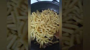 Макароны на сковородке