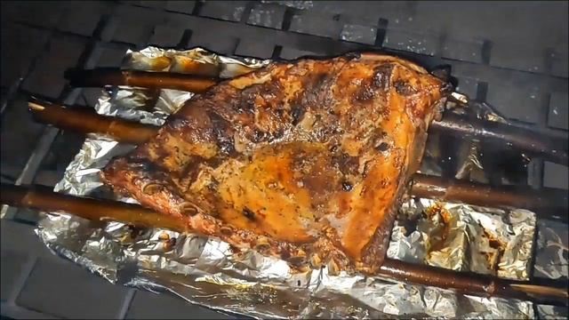 Коптим свиные рёбра.
