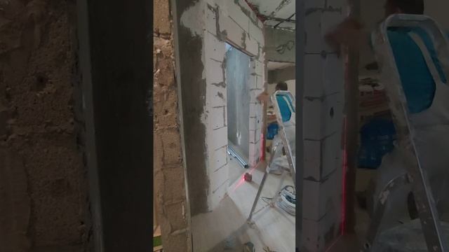 Установка маяков для штукатурки.
