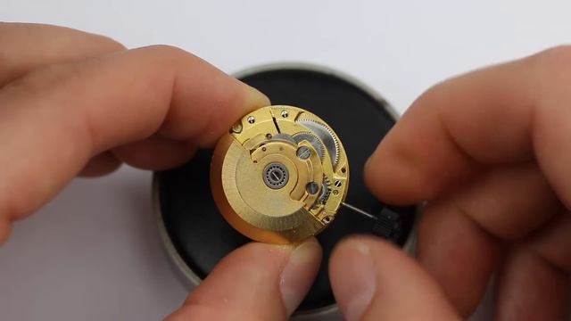 HOW WINDING DAMAGES YOUR WATCH  & How To Wind Your Watch Correctly - For Manual & Automatic Watches смотреть онлайн