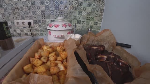 Баранина запеченная в духовке и картофель по деревенски. Жизнь в деревне.