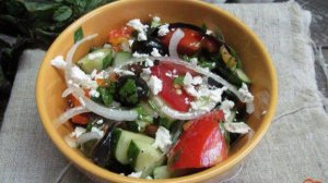 Овощной салат под соусом из печеного перца